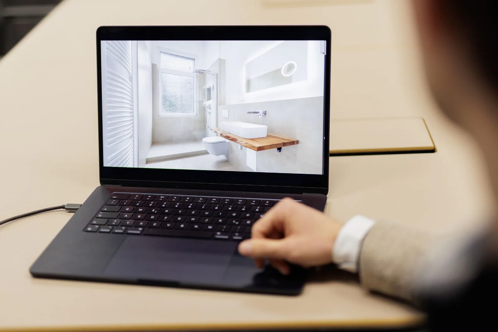 Objektunterlagen einer kernsanierten Wohnung am Laptop