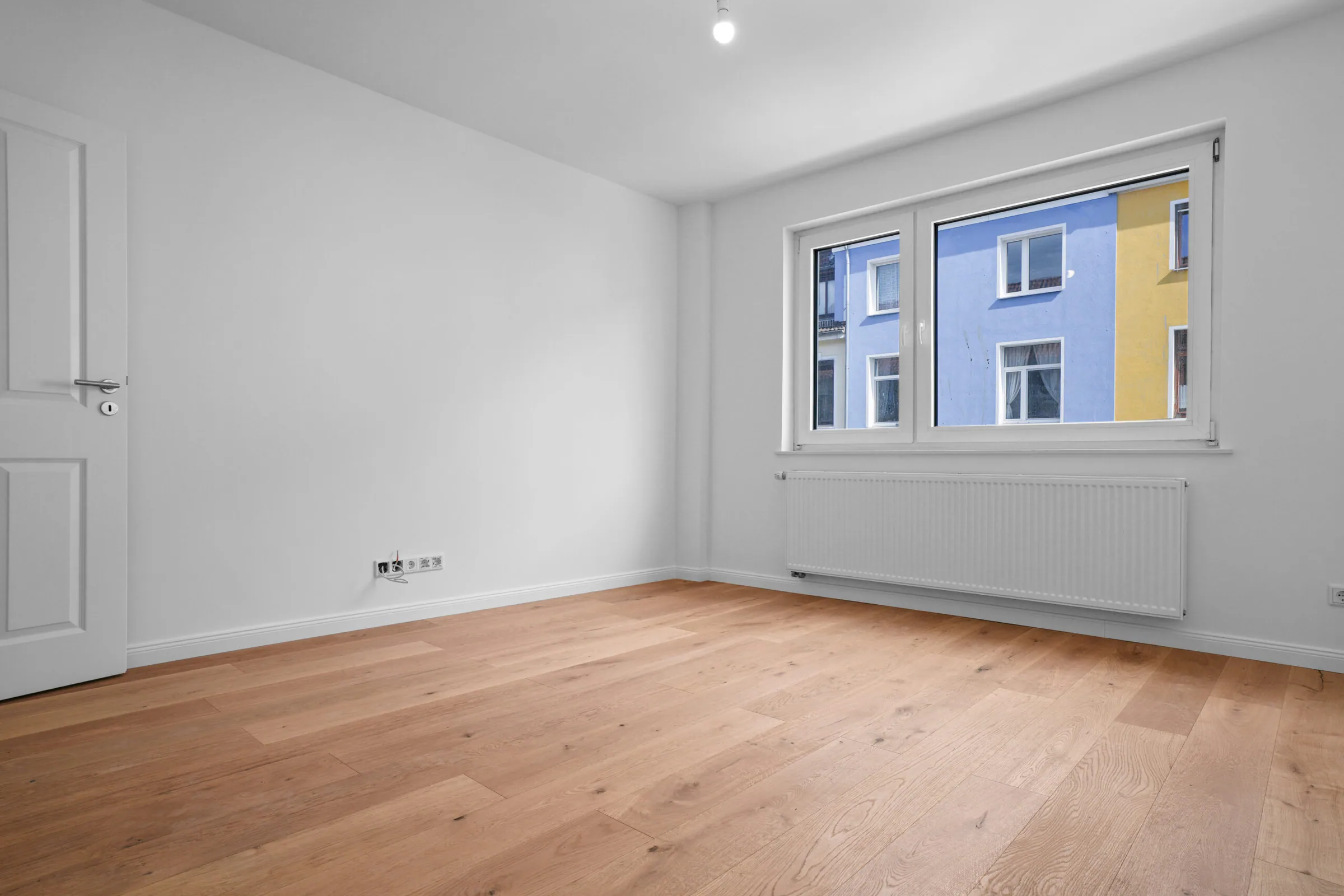 Bremen: Badezimmer mit Waschtisch auf Holzkonsole