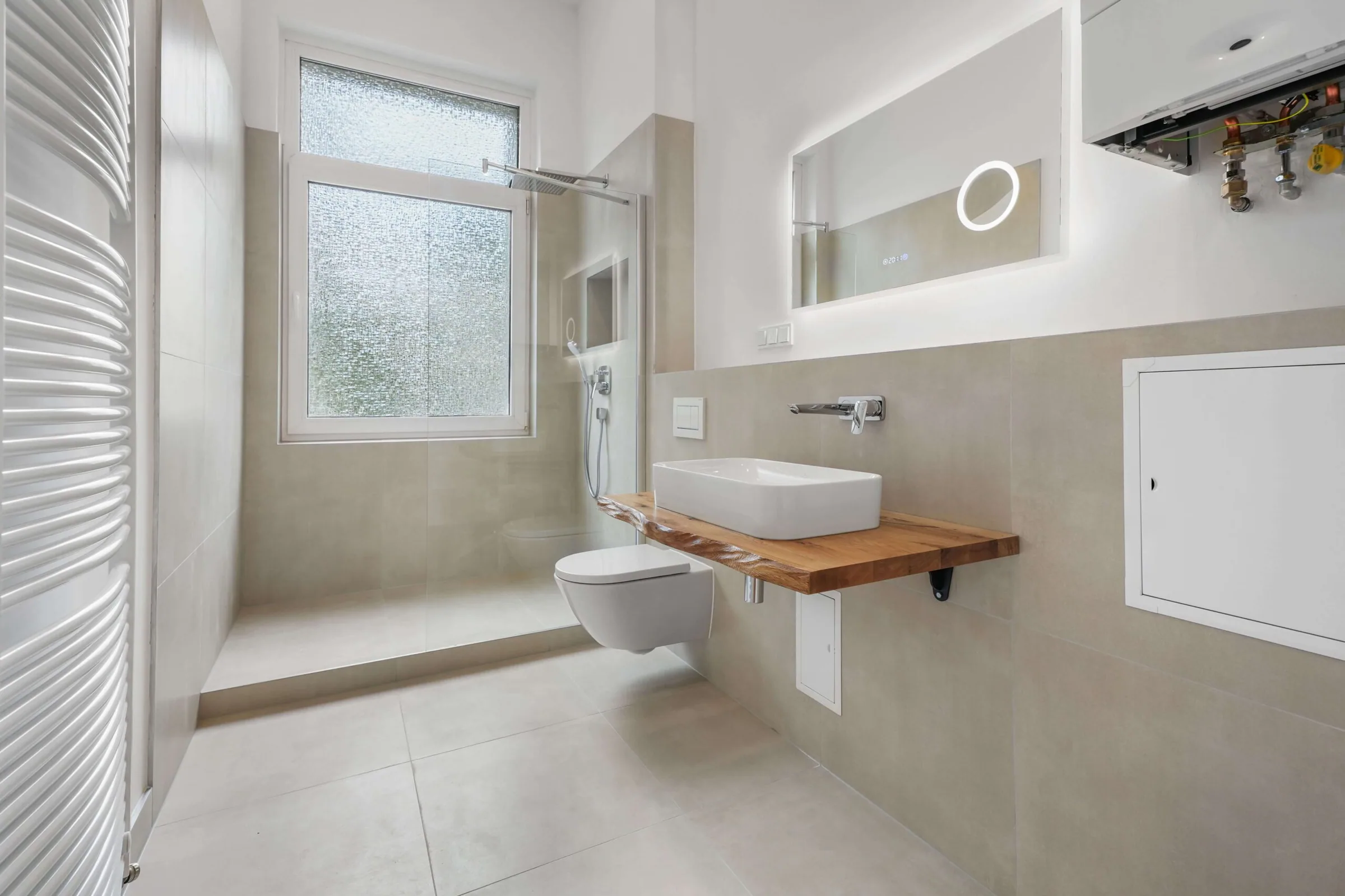 Hannover: Badezimmer mit Waschtisch und Spiegel