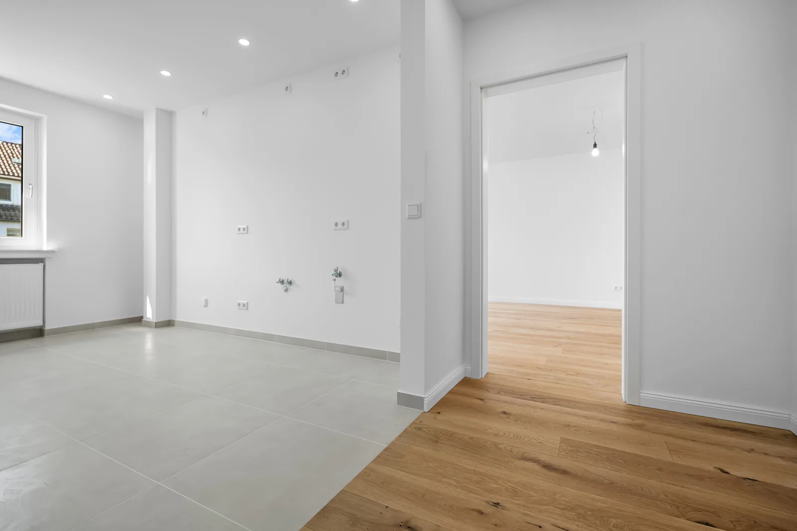 Kernsanierter Wohnraum mit angrenzendem Flur
